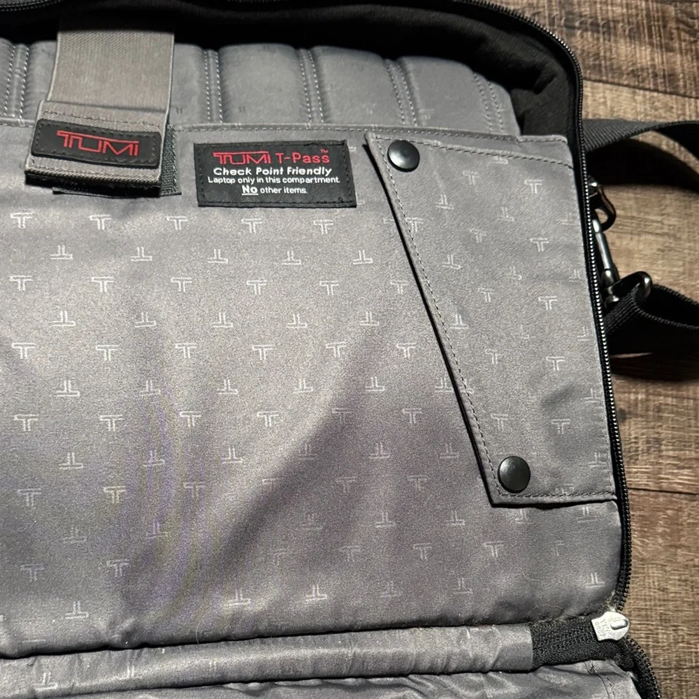 TUMI Alpha Expandable Leather Briefcase/ 💼 Laptop Messenger Shoulder Bag